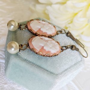 Cameo Pearl Earrings, Peach and White Lady Cameo Earrings, Victorian Jewelry, Romantic Vintage Style, Regency Era, Pearlcore Earrings