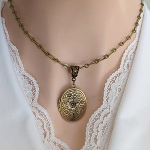 Oval Locket Necklace, Vintage Style Floral Embossed Locket, Chunky Chain Necklace, Wife Keepsake Jewelry Gift for Her Anniversary