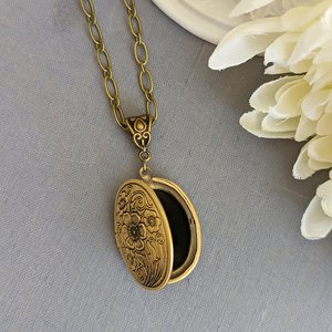 Oval Locket Necklace, Vintage Style Floral Embossed Locket, Chunky Chain Necklace, Wife Keepsake Jewelry Gift for Her Anniversary