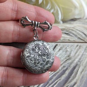 Embossed Silver Locket Brooch, Round Bridal Bouquet Charm, Vintage Style Wedding Memory Pin, Bride Gift