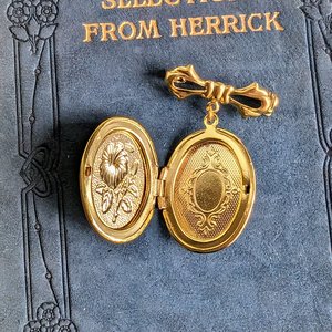 Gold Plated Oval Locket Brooch, Bridal Bouquet Charm, Embossed Floral Locket, Vintage Style, Wedding Memory Pin, Bride Wedding Gift for Her