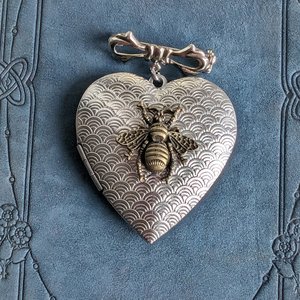 Silver Bee Heart Locket Brooch, Bridal Bouquet Charm, Art Deco Embossed Locket, Vintage Style Wedding Memory Keepsake Gift for Bride