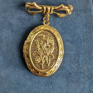 Gold Plated Oval Locket Brooch, Bridal Bouquet Charm, Embossed Floral Locket, Vintage Style, Wedding Memory Pin, Bride Wedding Gift for Her