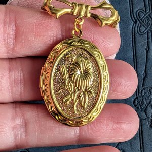Gold Plated Oval Locket Brooch, Bridal Bouquet Charm, Embossed Floral Locket, Vintage Style, Wedding Memory Pin, Bride Wedding Gift for Her