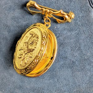 Gold Plated Oval Locket Brooch, Bridal Bouquet Charm, Embossed Floral Locket, Vintage Style, Wedding Memory Pin, Bride Wedding Gift for Her