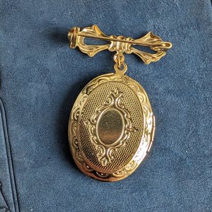 Back of locket is shown
