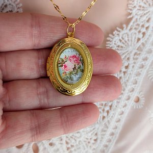 Golden Oval Locket Necklace with Floral Image, Vintage Inspired Locket, Floral Keepsake Jewelry, Antique Style Photo Memory Pendant