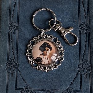 Vintage Woman Keychain or Bag Charm, Perfect Gift for History Lovers, Vintage Enthusiasts, and Retro Fashion Fans