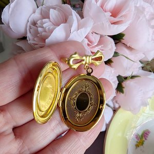 Flower Locket Brooch, Gold Bridal Bouquet Charm, Vintage Style Floral Wedding Memory Pin Gift for Bride Wedding Gift