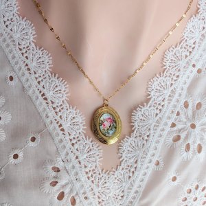 Golden Oval Locket Necklace with Floral Image, Vintage Inspired Locket, Floral Keepsake Jewelry, Antique Style Photo Memory Pendant