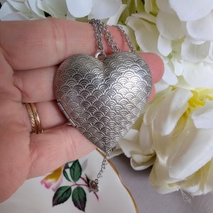 Silver Plated Heart Locket Necklace – Art Deco Engraved Pendant, Vintage Style Jewelry Gift for Her