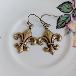 Fleur de Lis Earrings in Antiqued Brass, Vintage Style Jewelry