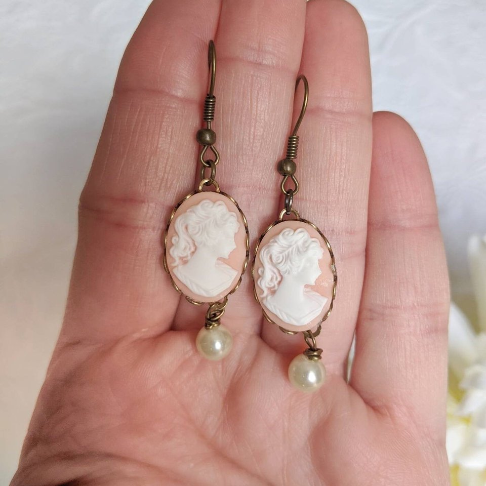 Cameo Pearl Earrings, Peach and White Lady Cameo Earrings, Victorian Jewelry, Romantic Vintage Style, Regency Era, Pearlcore Earrings