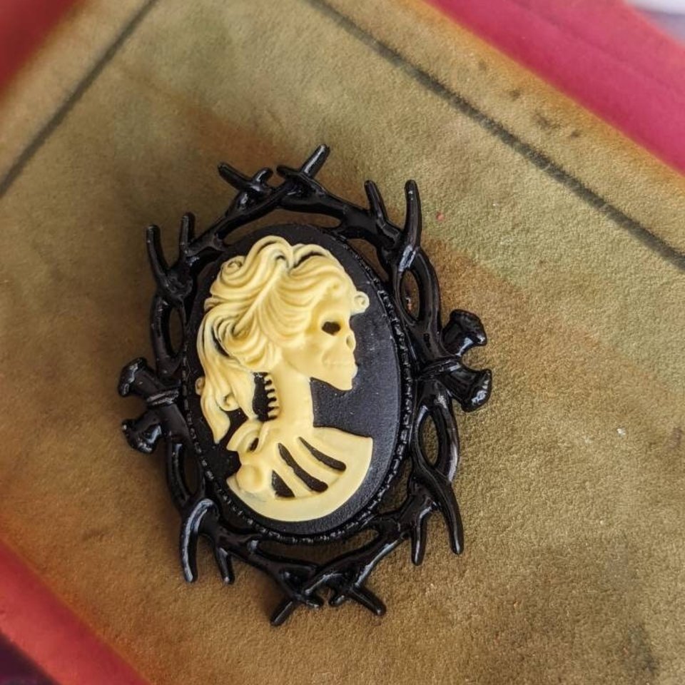 Day of The Dead Brooch, Lady Skull Brooch, Zombie Woman, Lolita Cameo Brooch, Skeleton Jewelry, Halloween Accessories