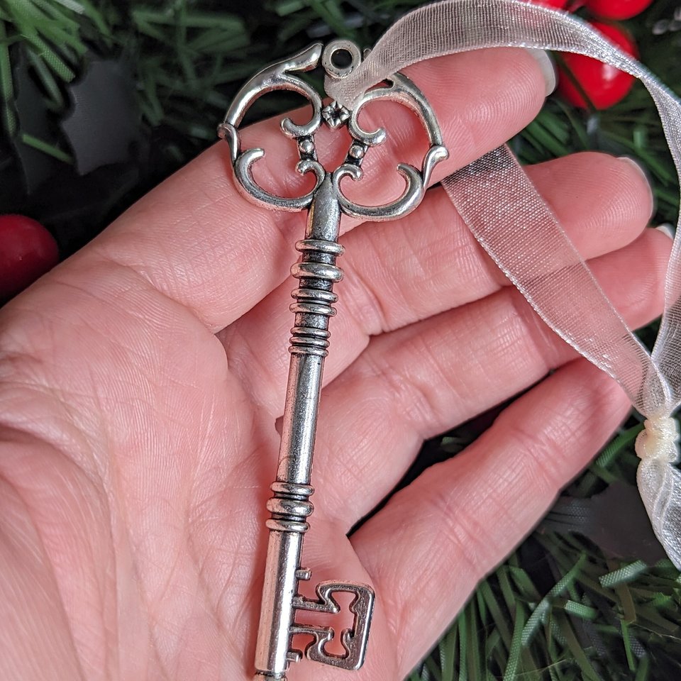 Santas Magic Key, Holiday Decor, Santa Claus Ornament, Christmas Tree Ornament, Magic Skeleton Key Ornament, Christmas Eve Kids Gift