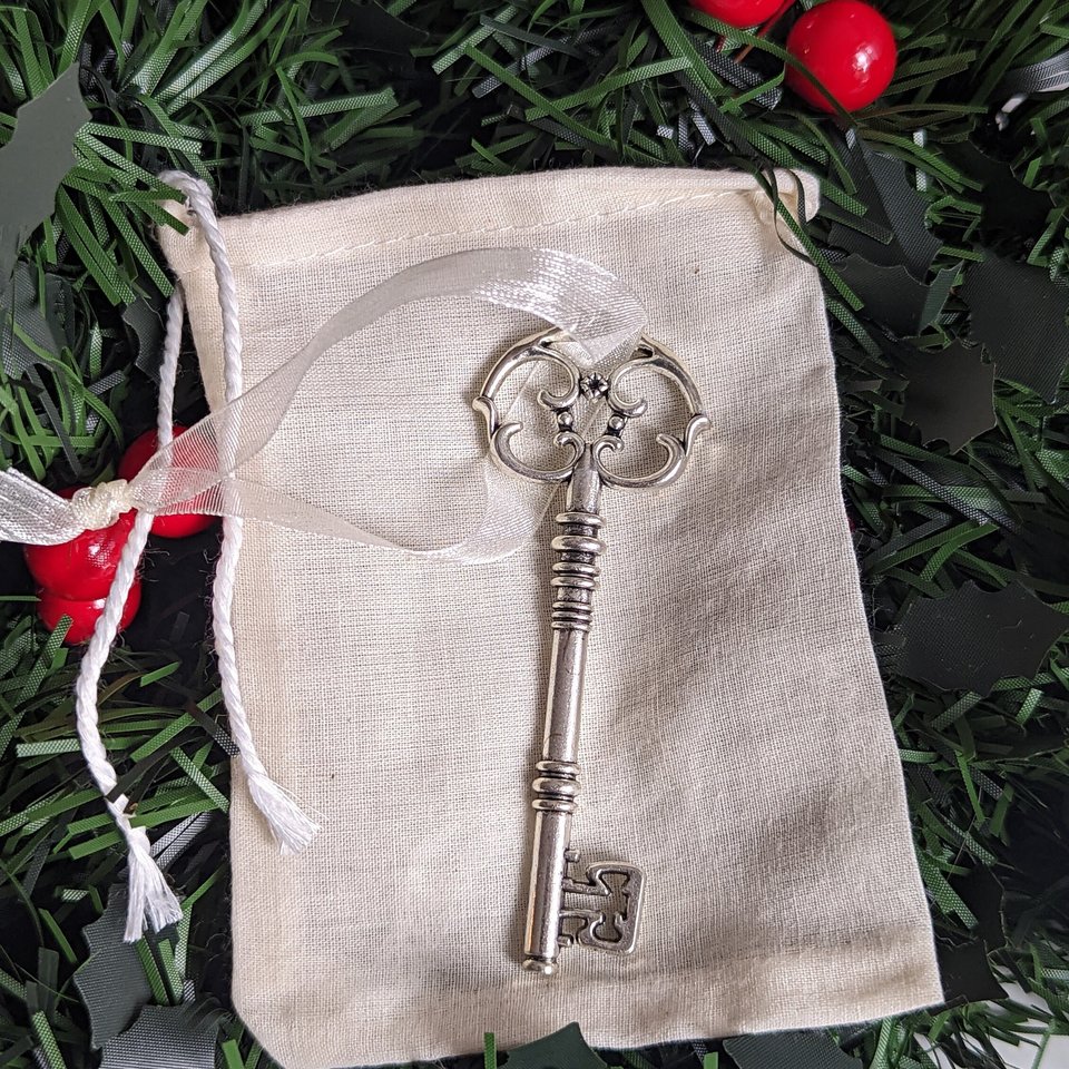 Santas Magic Key, Holiday Decor, Santa Claus Ornament, Christmas Tree Ornament, Magic Skeleton Key Ornament, Christmas Eve Kids Gift