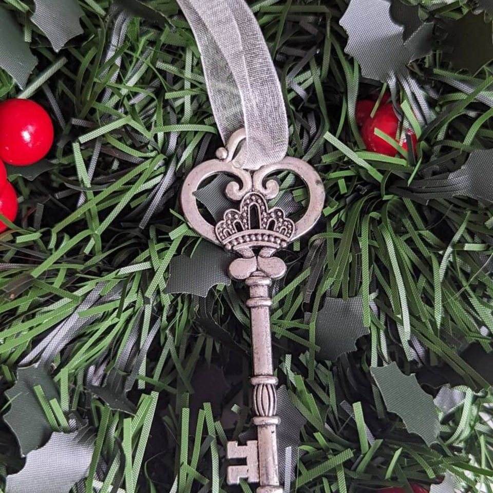 Santas Magic Key, Holiday Decor, Santa Claus Ornament, Christmas Tree Ornament, Magic Skeleton Key Ornament, Christmas Eve Kids Gift