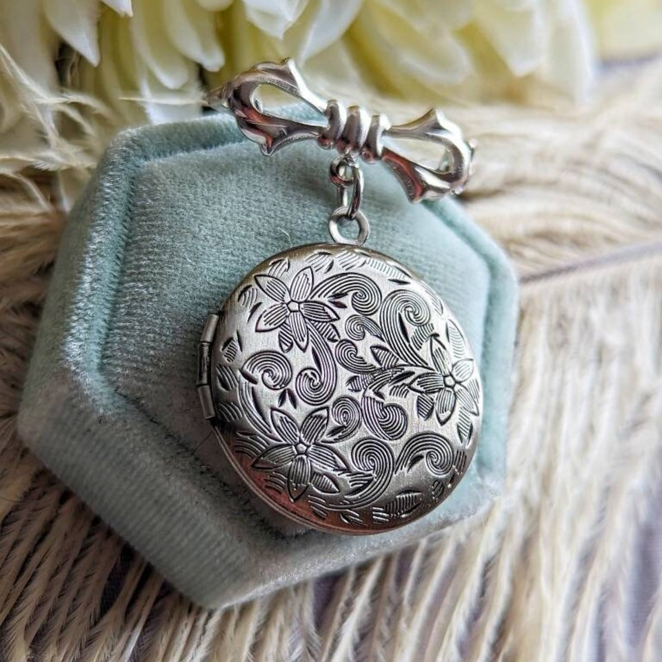 Embossed Silver Locket Brooch, Round Bridal Bouquet Charm, Vintage Style Wedding Memory Pin, Bride Gift