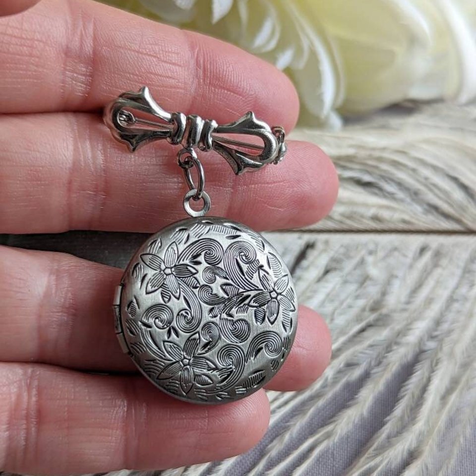 Embossed Silver Locket Brooch, Round Bridal Bouquet Charm, Vintage Style Wedding Memory Pin, Bride Gift