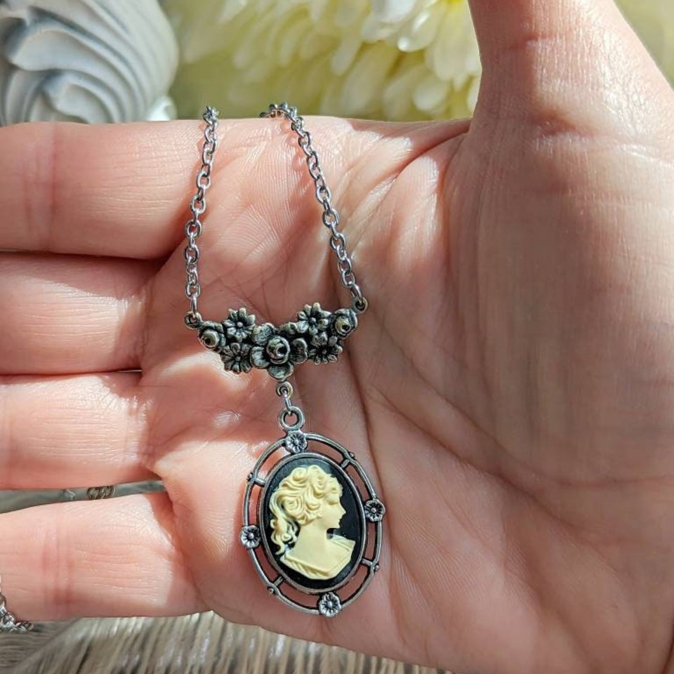 Cameo Necklace, Victorian Necklace, Vintage Style Cameo Necklace, Silver Cameo Pendant, Victorian Bridal Jewelry