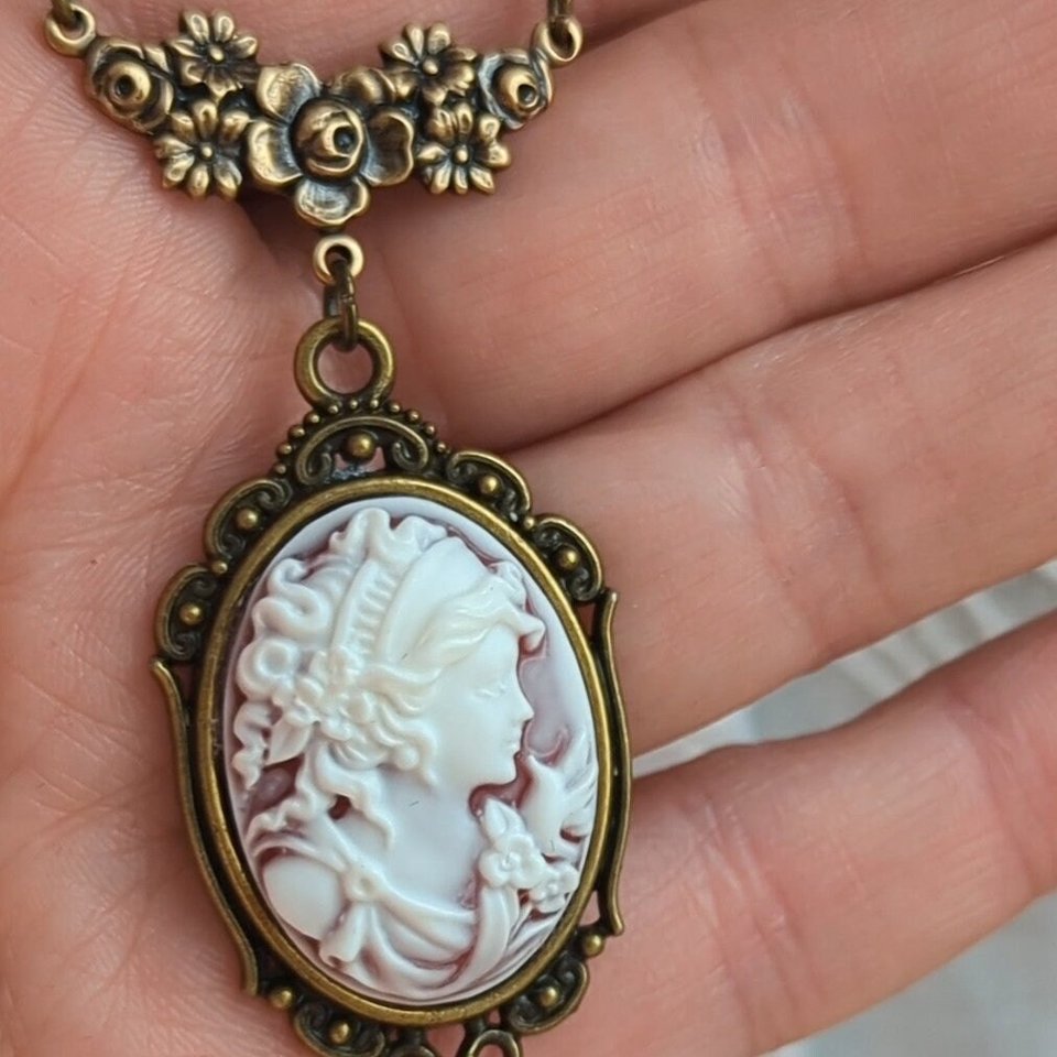 Victorian Cameo Pendant, Vintage Inspired Wedding Necklace, Light Academia Style