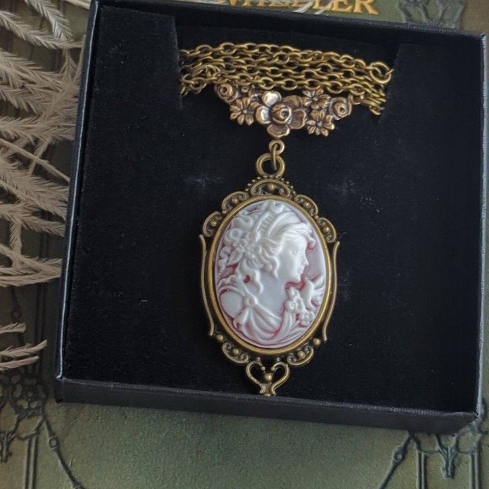 Victorian Cameo Pendant, Vintage Inspired Wedding Necklace, Light Academia Style