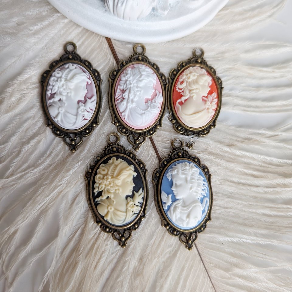 Victorian Cameo Pendant, Vintage Inspired Wedding Necklace, Light Academia Style