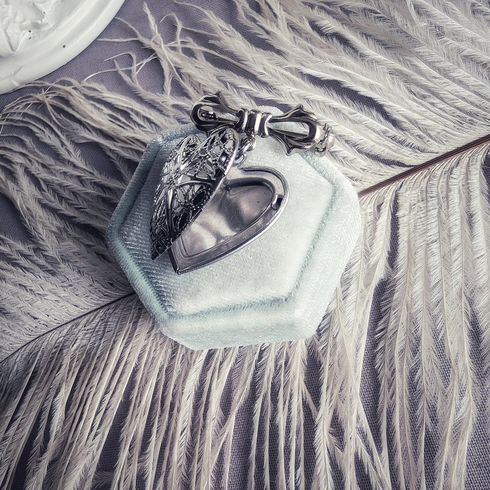 Silver Filigree Heart Locket Brooch With Bee Embellishment, Bridal Bouquet Charm, Victorian Vintage Style Wedding Memory Pin, Gift for Bride