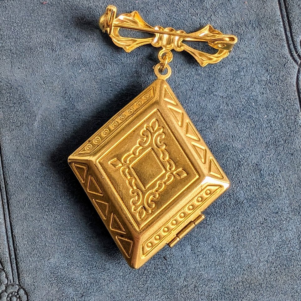 Golden Brass Diamond Shaped Locket Brooch, Unique Bridal Bouquet Charm, Etched Victorian Locket, Wedding Memory Pin, Bride Wedding Gift
