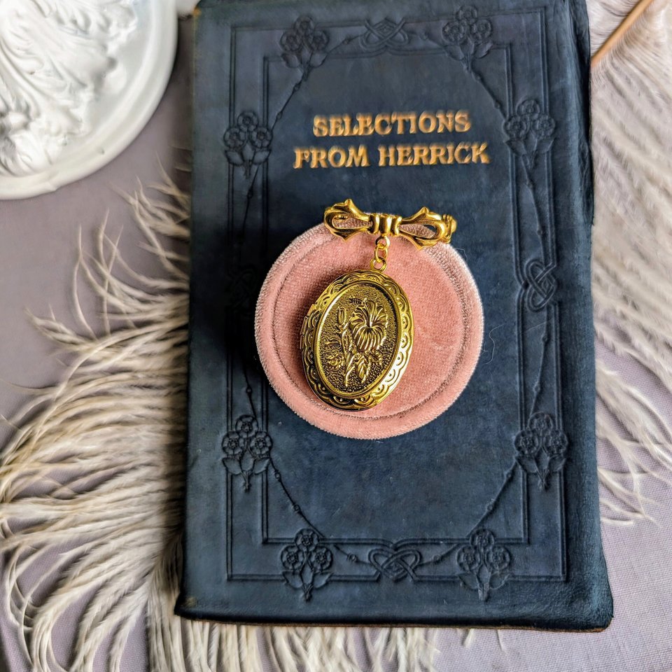 Gold Plated Oval Locket Brooch, Bridal Bouquet Charm, Embossed Floral Locket, Vintage Style, Wedding Memory Pin, Bride Wedding Gift for Her