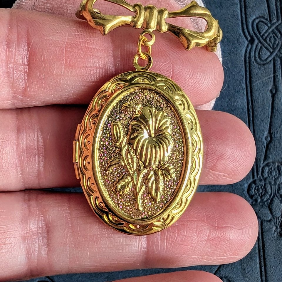 Gold Plated Oval Locket Brooch, Bridal Bouquet Charm, Embossed Floral Locket, Vintage Style, Wedding Memory Pin, Bride Wedding Gift for Her