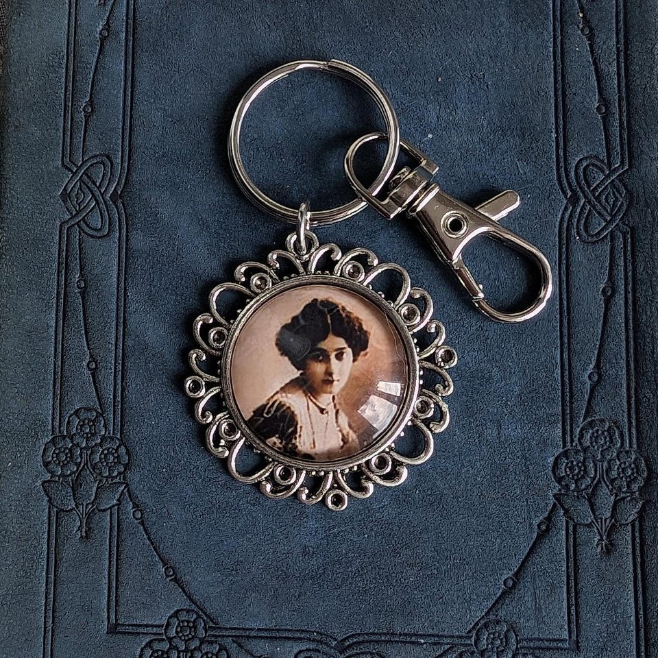 Vintage Woman Keychain or Bag Charm, Perfect Gift for History Lovers, Vintage Enthusiasts, and Retro Fashion Fans