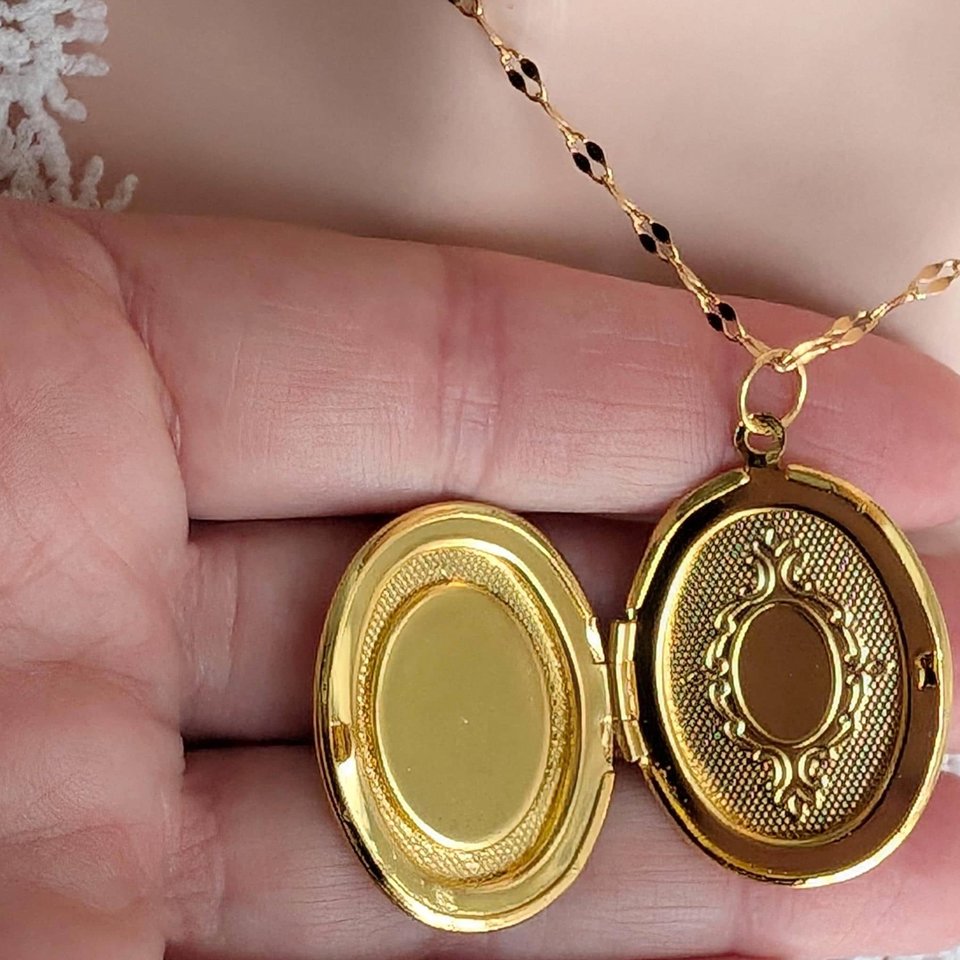 Oval Cameo Locket Necklace, Golden Vintage Inspired Locket, Special Keepsake Jewelry, Antique Style Photo Memory Pendant