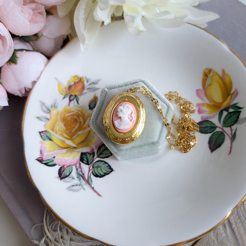 Oval Cameo Locket Necklace, Golden Vintage Inspired Locket, Special Keepsake Jewelry, Antique Style Photo Memory Pendant