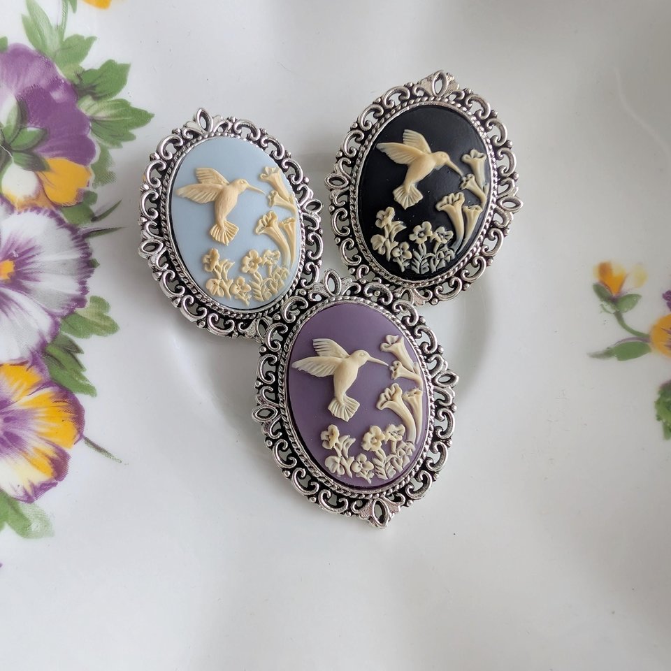 Hummingbird Cameo Brooch: Lacy Silvertone Vintage Style Pin