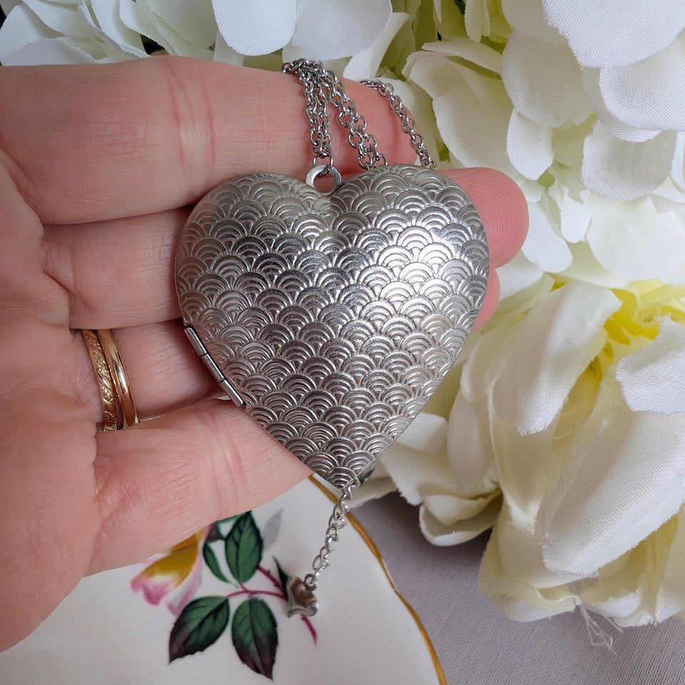 Silver Plated Heart Locket Necklace – Art Deco Engraved Pendant, Vintage Style Jewelry Gift for Her