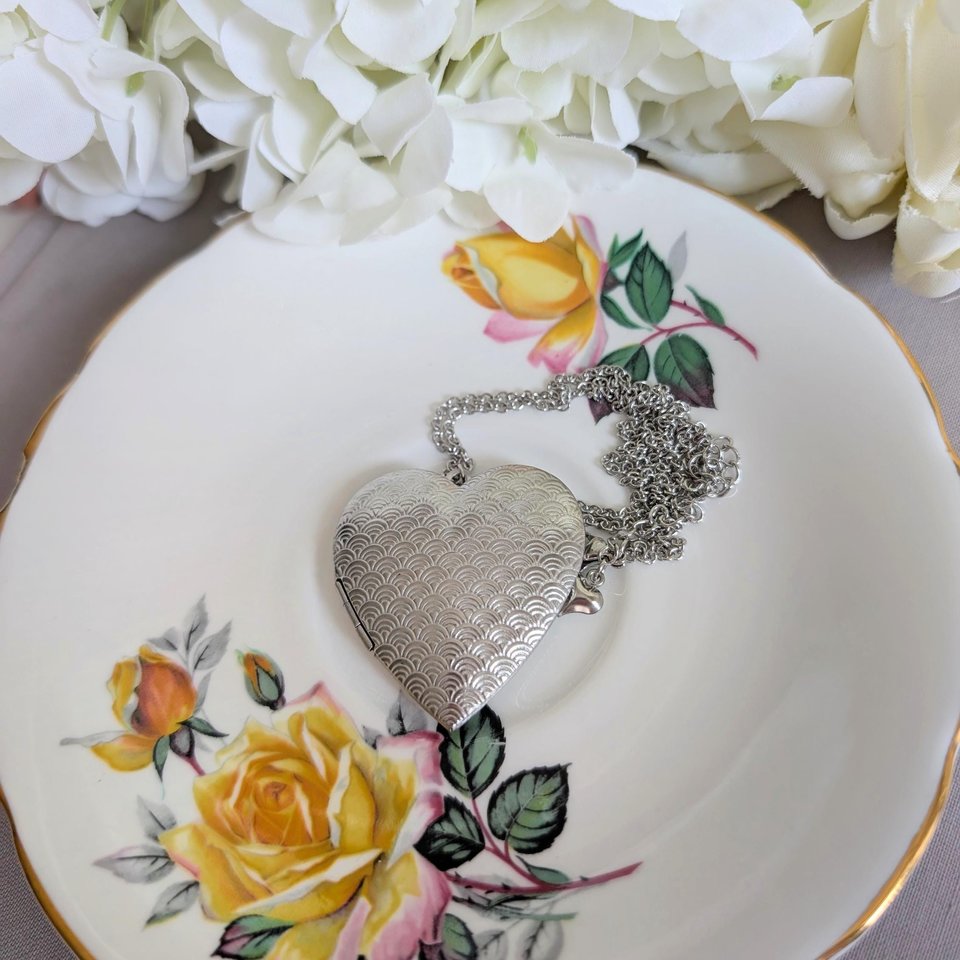 Silver Plated Heart Locket Necklace – Art Deco Engraved Pendant, Vintage Style Jewelry Gift for Her