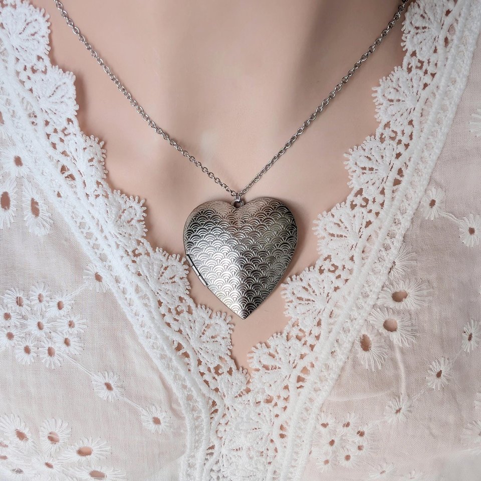 Silver Plated Heart Locket Necklace – Art Deco Engraved Pendant, Vintage Style Jewelry Gift for Her