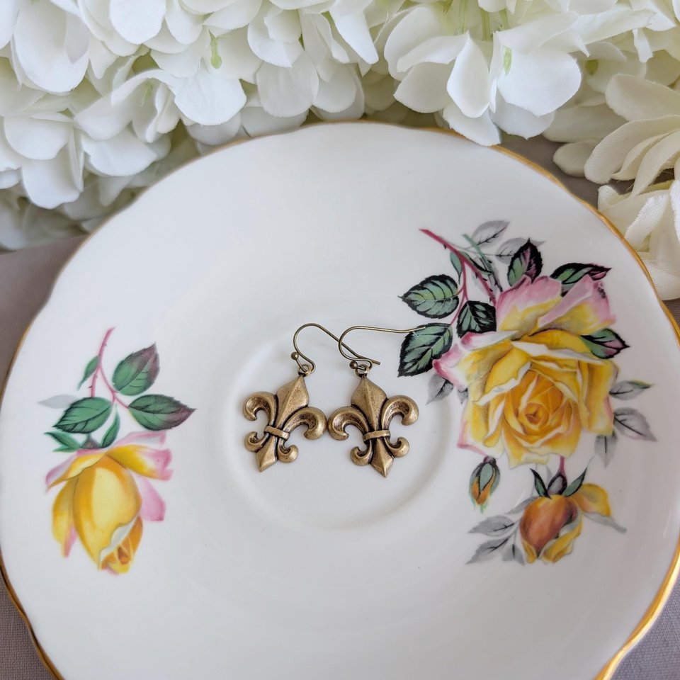 Fleur de Lis Earrings in Antiqued Brass, Vintage Style Jewelry