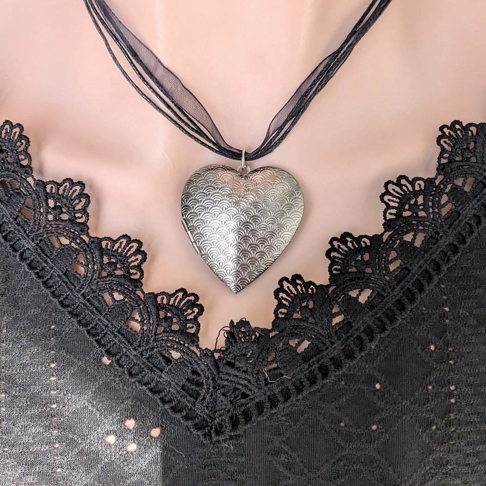 Silver Puffy Heart Locket Choker with Velvet Ribbon, Pendant Necklace with Engraved Arch Pattern, Valentine's Gift for Her