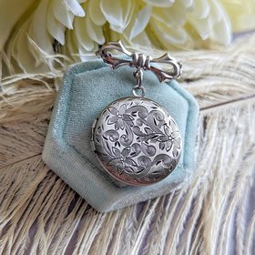 Embossed Silver Locket Brooch, Round Bridal Bouquet Charm, Vintage Style Wedding Memory Pin, Bride Gift