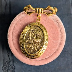 Gold Plated Oval Locket Brooch, Bridal Bouquet Charm, Embossed Floral Locket, Vintage Style, Wedding Memory Pin, Bride Wedding Gift for Her