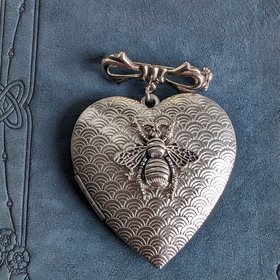 Silver Bee Heart Locket Brooch, Bridal Bouquet Charm, Art Deco Embossed Locket, Vintage Style Wedding Memory Keepsake Gift for Bride